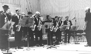 band_in_black.jpg (15529 Byte)